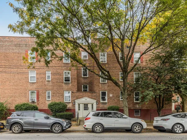 an car parked in front of a building