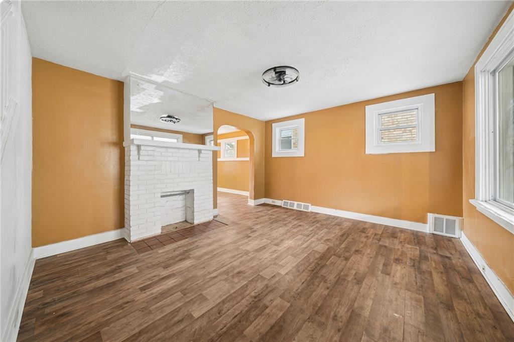 617 Danbury Street Pittsburgh, PA 15214 - Photo 5 of 32