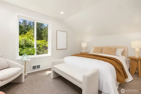 $885,000 | 8980 Bay Street Northeast, Bainbridge Island, WA 98110