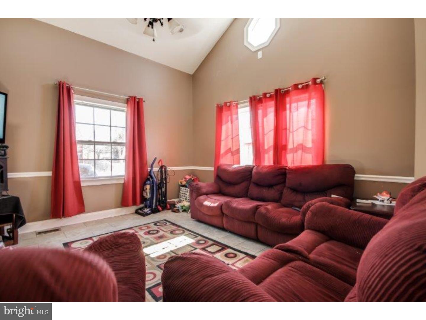 315 Franklin Road Glassboro, NJ 08028 - Photo 3 of 23 Living Room