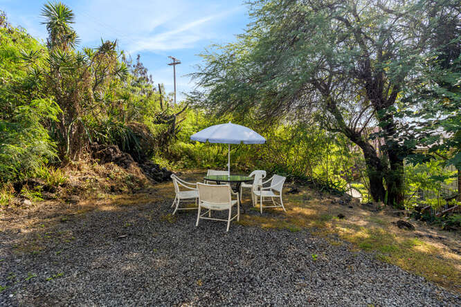 75-164 Lunapule Road Kailua-Kona, HI 96740 - Photo 25 of 27 a lawn chair sitting in the middle of a yard