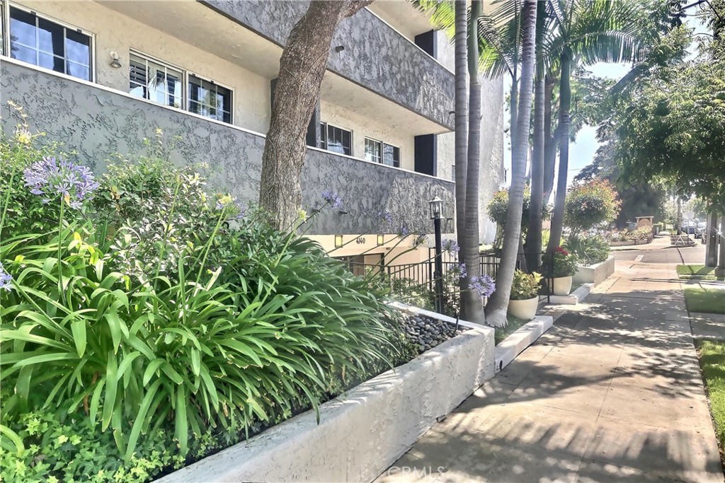 4140 Warner Boulevard, Unit 310 Burbank, CA 91505 - Photo 6 of 18 a backyard of a house with lots of green space