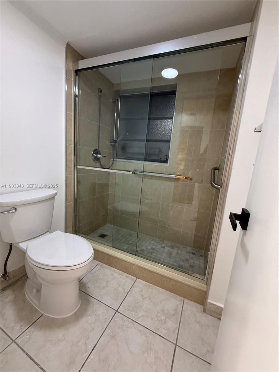 9010 Southwest 125th Avenue, Unit G307 Miami, FL 33186 - Photo 8 of 25 Main Master Bathroom