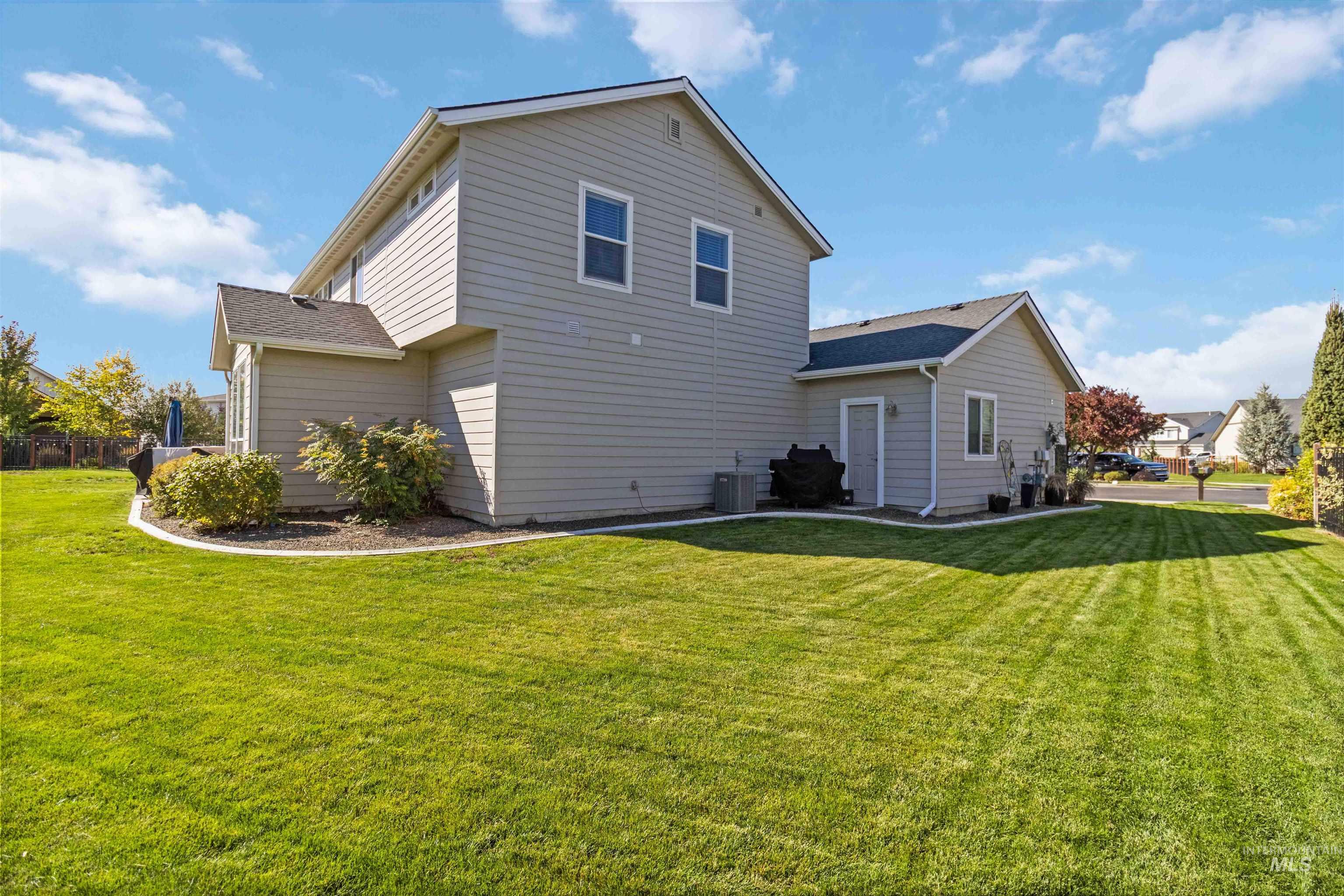 892 North Chastain Lane Eagle, ID 83616 - Photo 44 of 45 Back of house with a lawn
