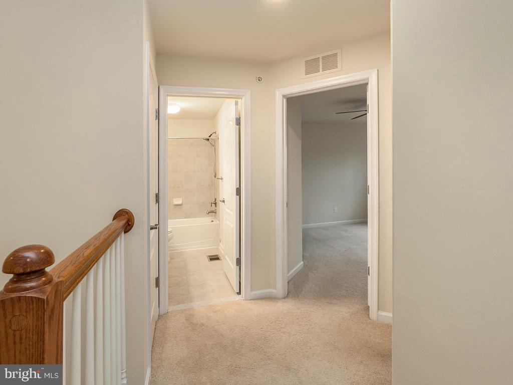 4814 Dane Ridge Circle Woodbridge, VA 22193 - Photo 18 of 25 Third level full bathroom