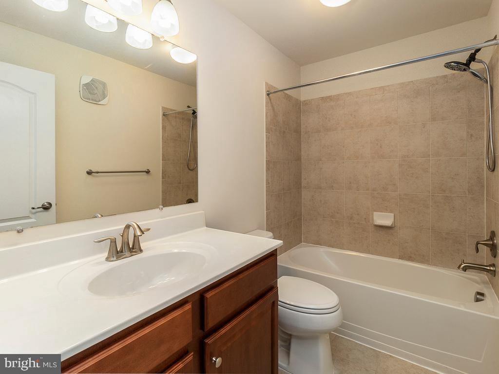 4814 Dane Ridge Circle Woodbridge, VA 22193 - Photo 19 of 25 Third level full bathroom