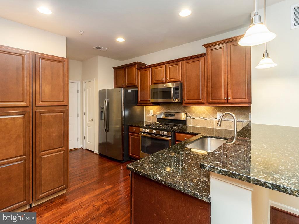 4814 Dane Ridge Circle Woodbridge, VA 22193 - Photo 8 of 25 Gorgeous kitchen!