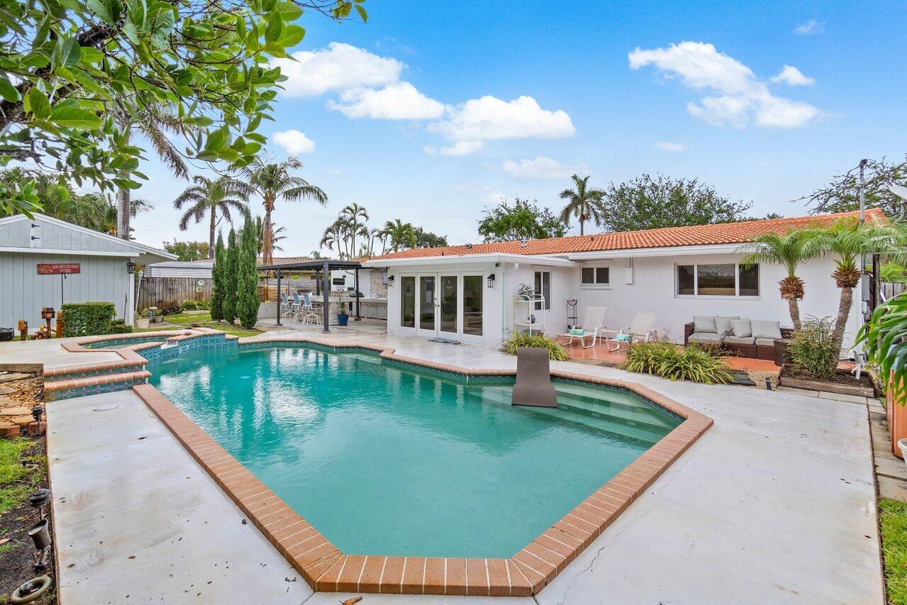 5131 Northeast 27th Terrace Lighthouse Point, FL 33064 - Photo 26 of 39 Pool/patio