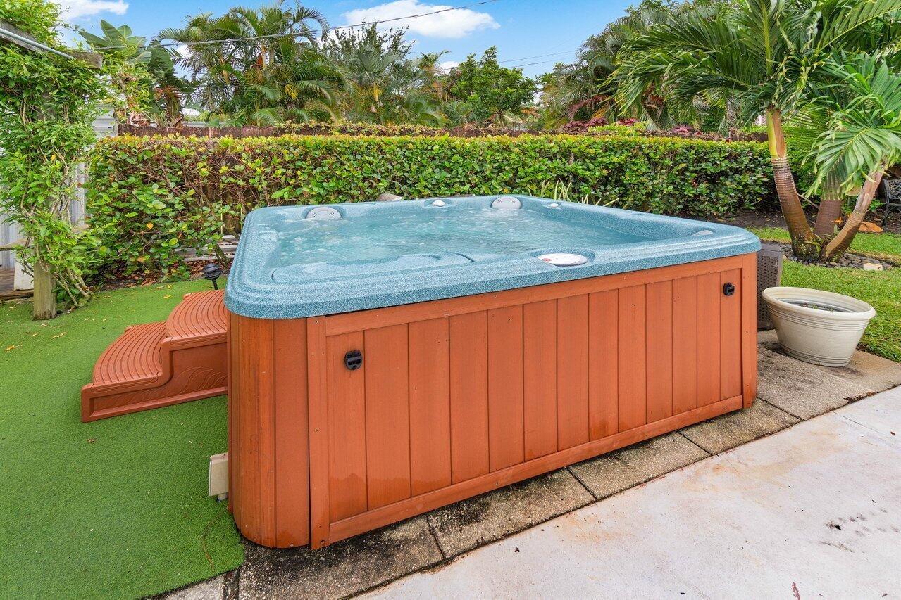 5131 Northeast 27th Terrace Lighthouse Point, FL 33064 - Photo 31 of 39 Hot tub
