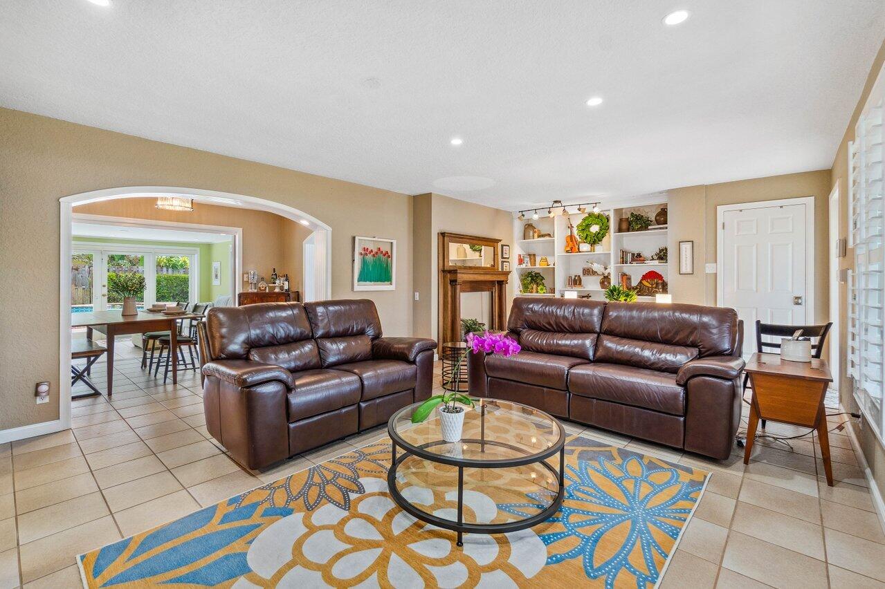5131 Northeast 27th Terrace Lighthouse Point, FL 33064 - Photo 5 of 39 Living Room
