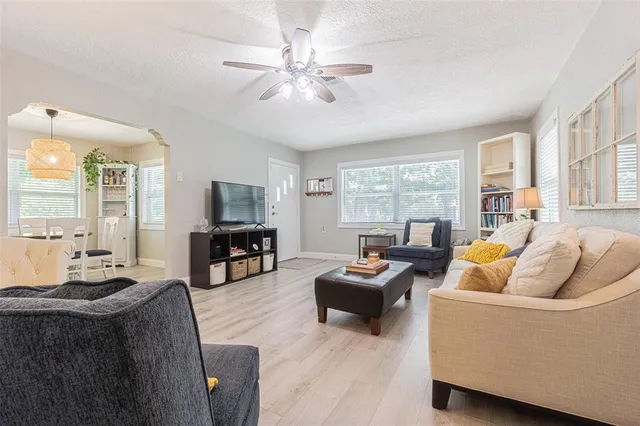 $2,500 | 701 West Henry Avenue, Tampa, FL 33604