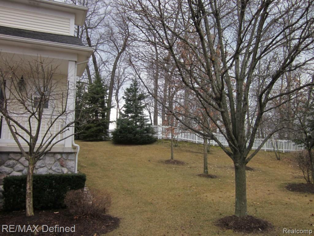 634 West Bluff Court Rochester, MI 48307 - Photo 2 of 33 Private Setting