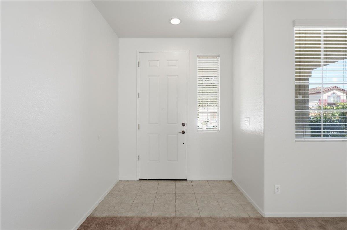 6820 Ranch House Way Citrus Heights, CA 95621 - Photo 5 of 34