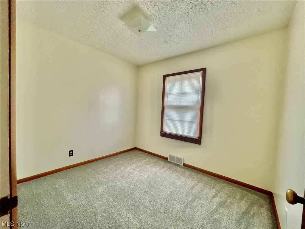 3002 Greer Road Akron, OH 44319 - Photo 8 of 12 Bedroom one with closet, new rugs and paint and blinds!