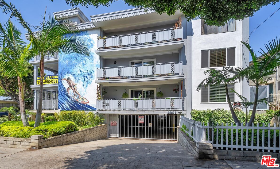 2901 4th Street Santa Monica, CA 90405 - Photo 4 of 6 front view of a house