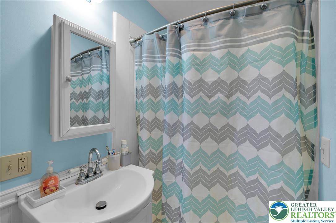 99 Garibaldi Avenue Roseto, PA 18013 - Photo 12 of 39 1st floor