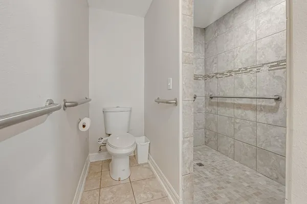 a bathroom with a toilet and a shower
