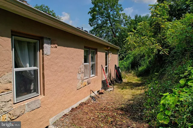 a view of a back yard of the house