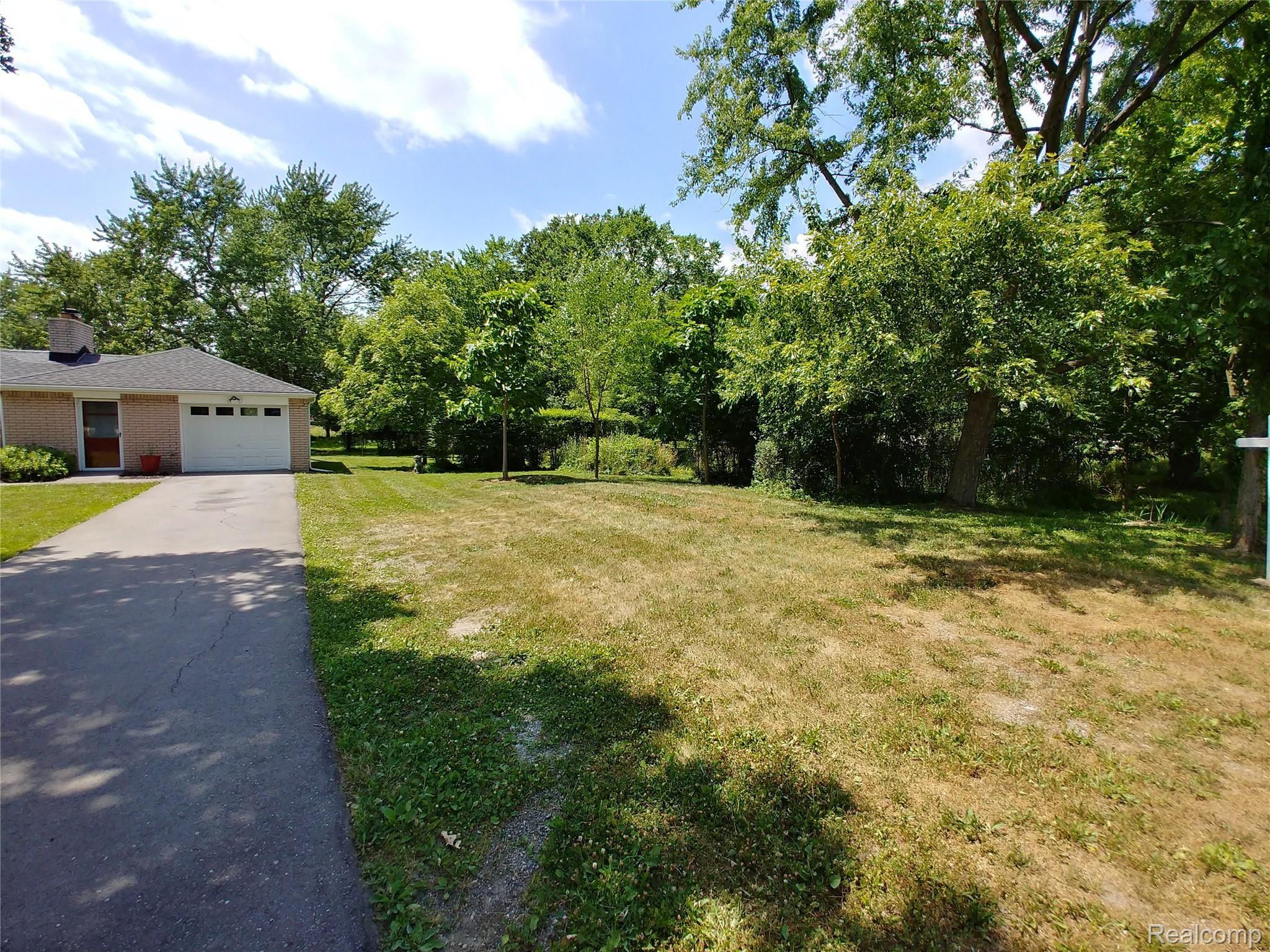 19882 Meridian Road Grosse Ile, MI 48138 - Photo 4 of 33 20190713_144539_HDR.jpg