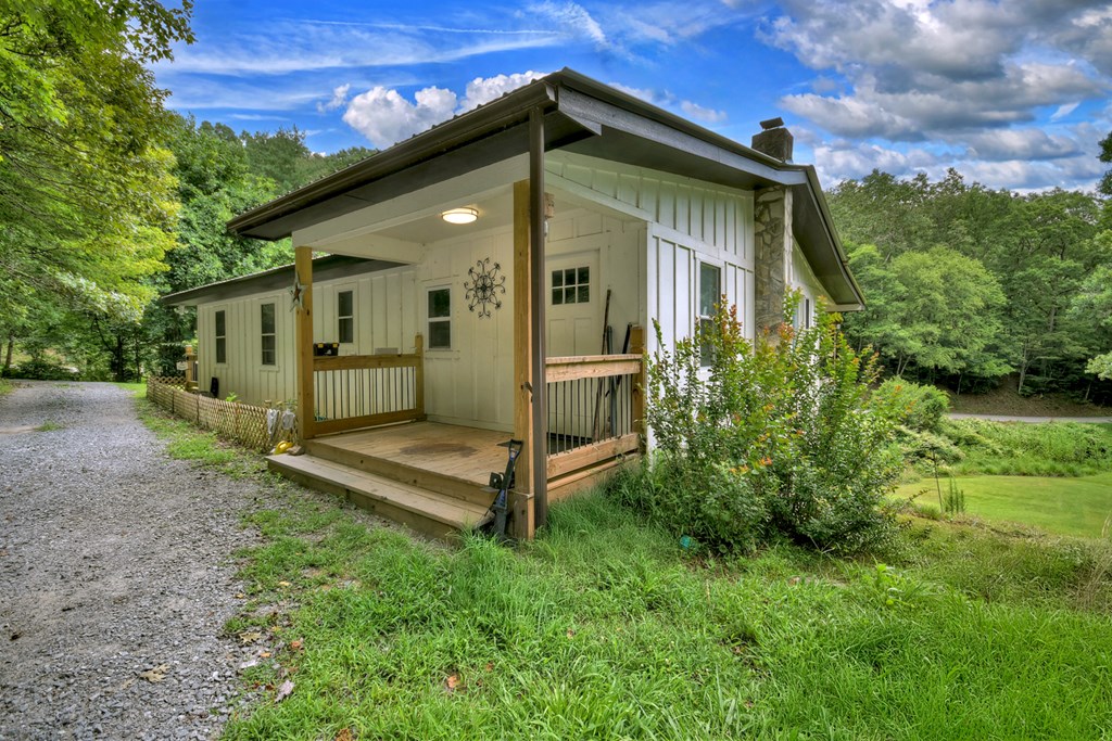 1146 Galloway Road Blue Ridge, GA 30513 - Photo 2 of 33 a front view of a house with a yard