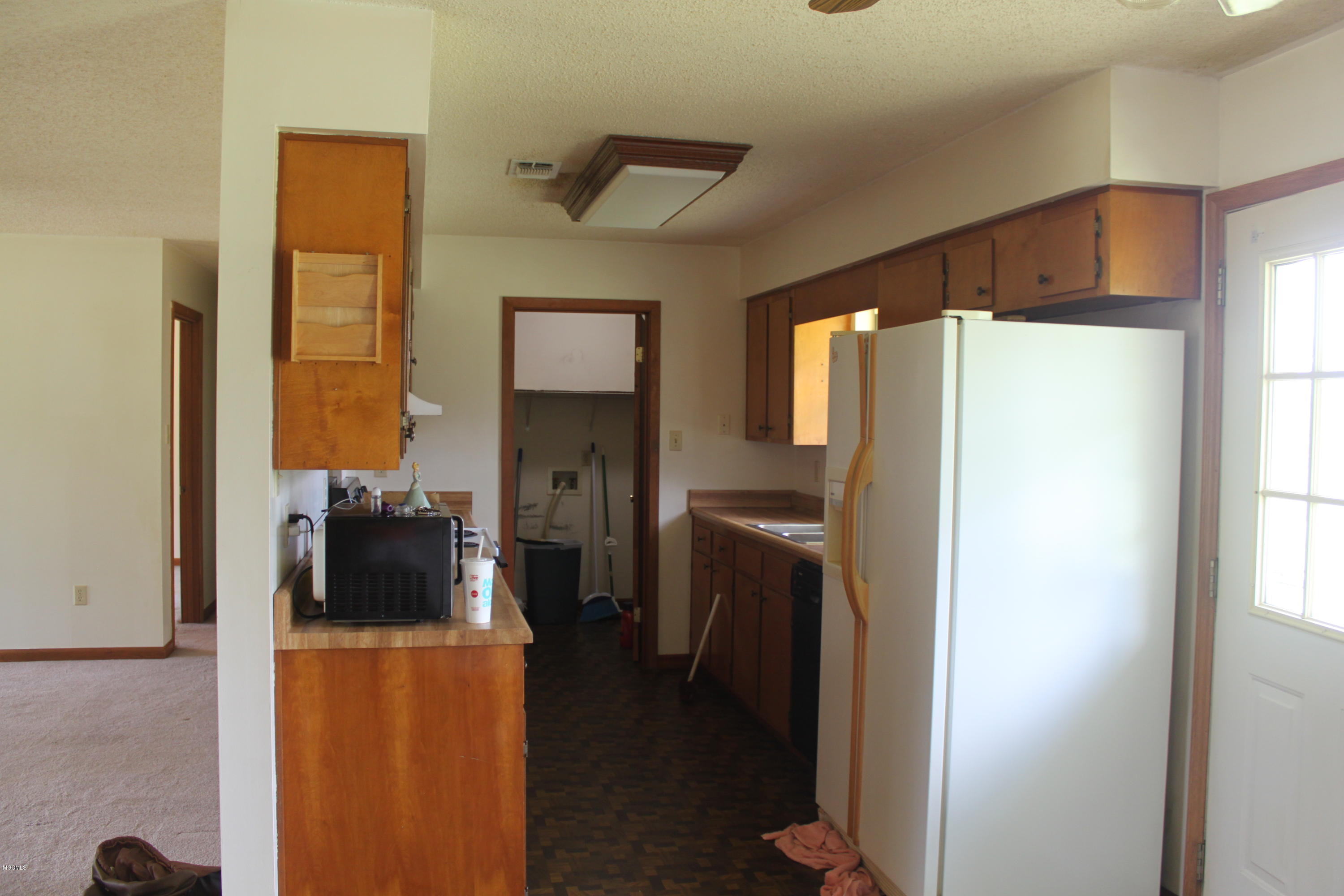16493 Three Rivers Road Biloxi, MS 39532 - Photo 4 of 12 16493 3 RIVERS - KITCHEN