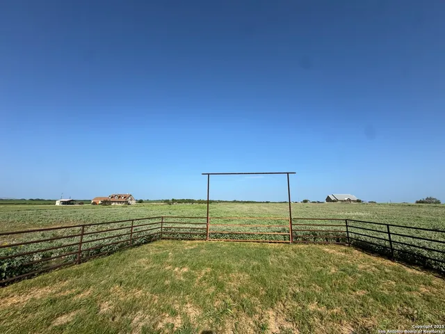 $208,620 | 0 Fm 472, Bigfoot, TX 78005