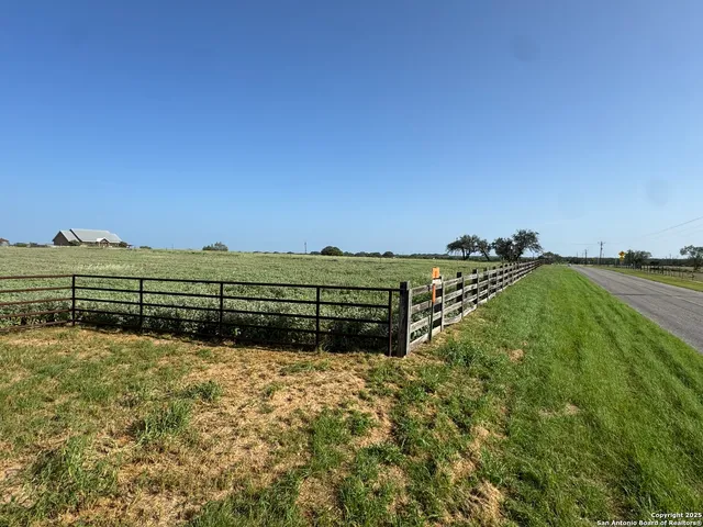 $208,620 | 0 Fm 472, Bigfoot, TX 78005