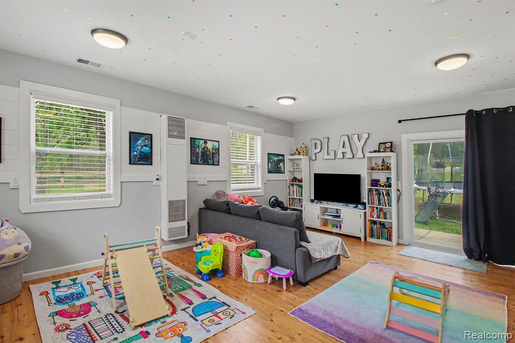2601 Old Plank Road Milford, MI 48381 - Photo 17 of 36