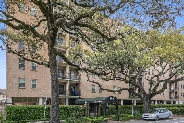 $2,400 | 3915 St Charles Avenue, Unit 604, New Orleans, LA 70115