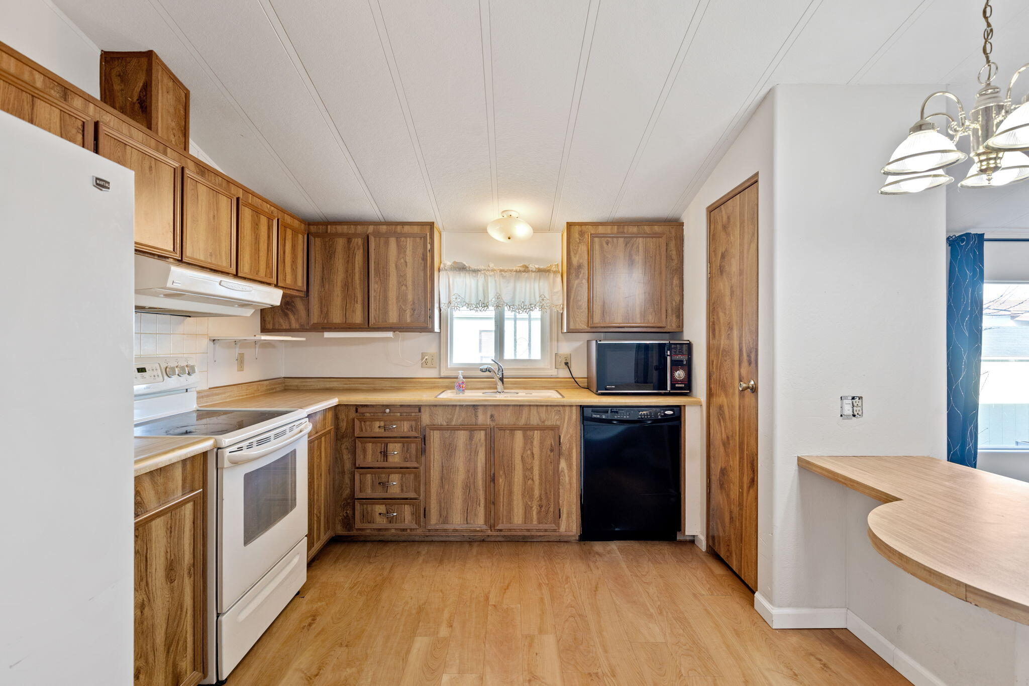 5076 Leonard Road, Unit 111 Grants Pass, OR 97527 - Photo 13 of 37 Large stepsaver open kitchen with breakfast bar