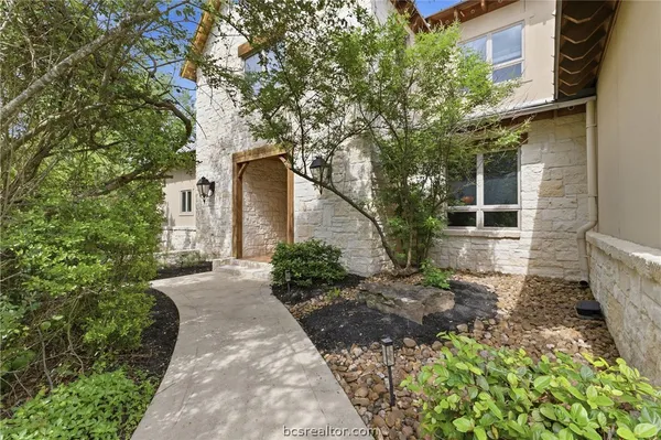$1,125,000 | 9201 Lake Forest Court North, College Station, TX 77845