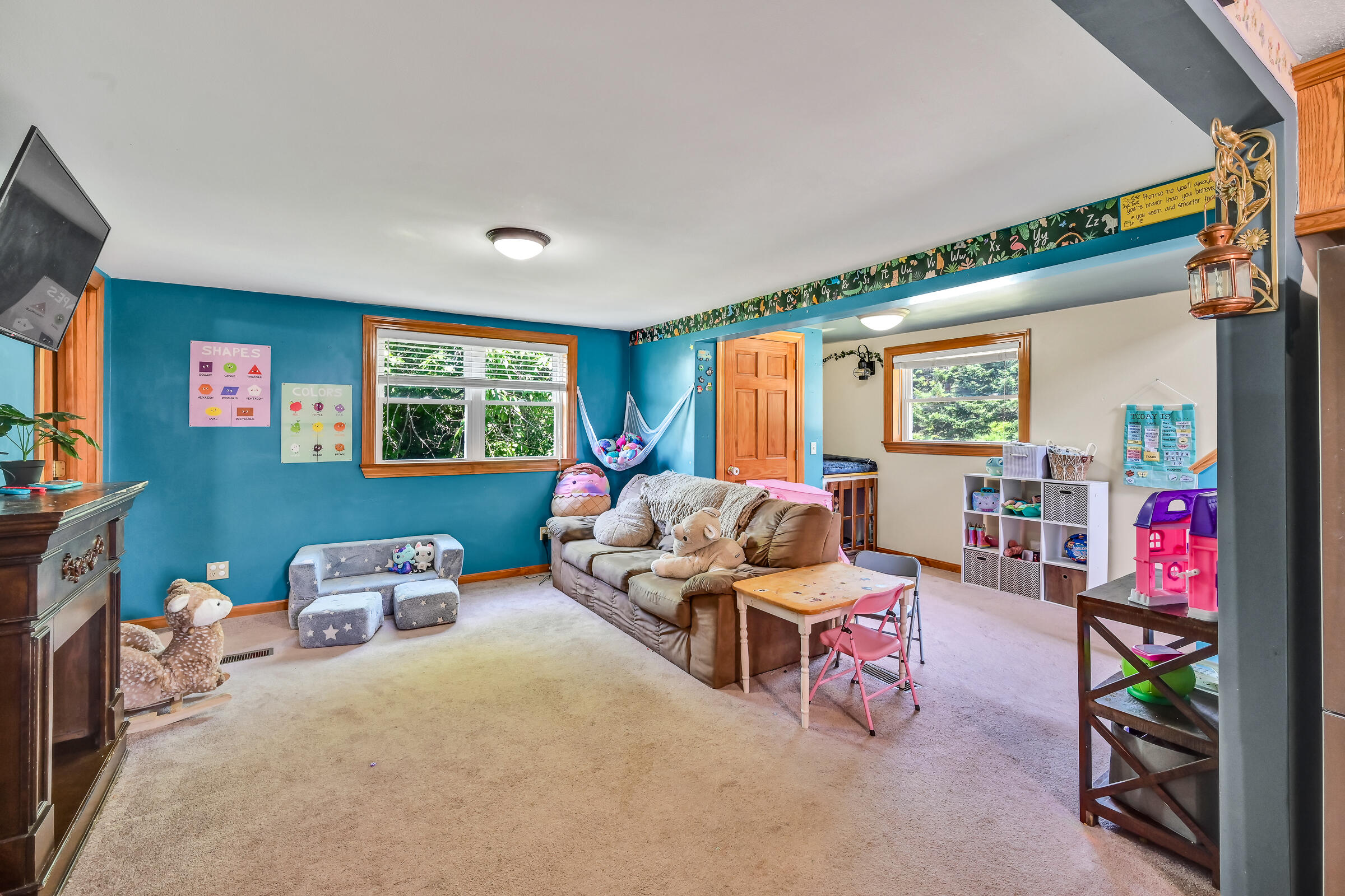 27 Hallowell Road Chelsea, ME 04330 - Photo 9 of 20 Living Room