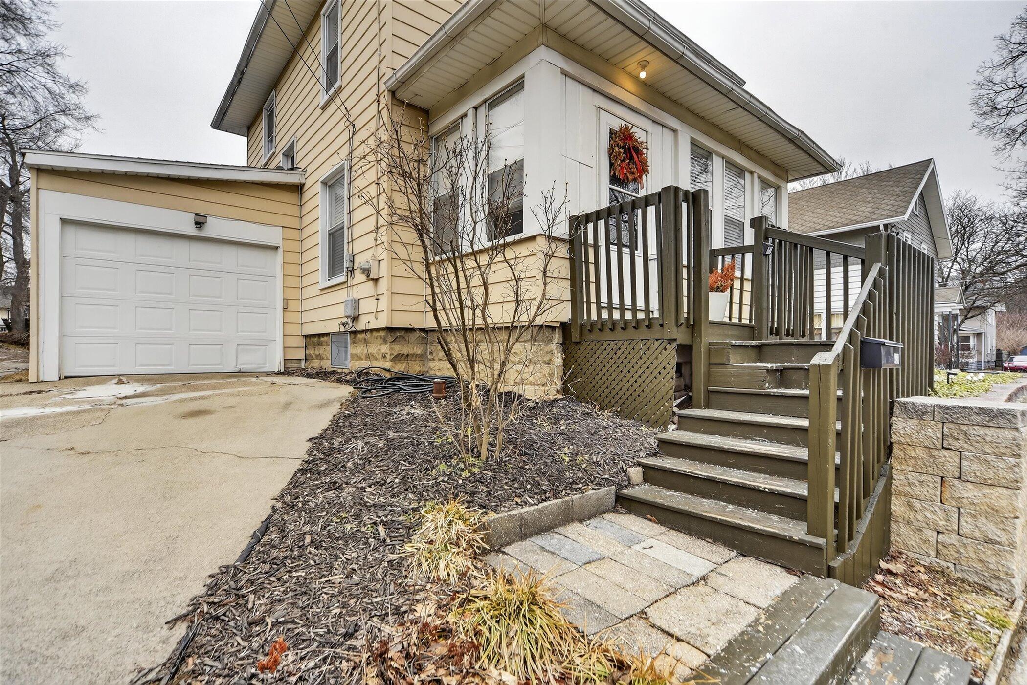406 Garfield Street Jackson, MI 49203 - Photo 4 of 27 05-406-Garfield-St-Jackson-MI-49203-Wind