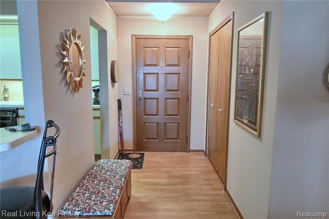 875 GreenView Court, Unit 64 Rochester, MI 48307 - Photo 4 of 31 Foyer.jpg