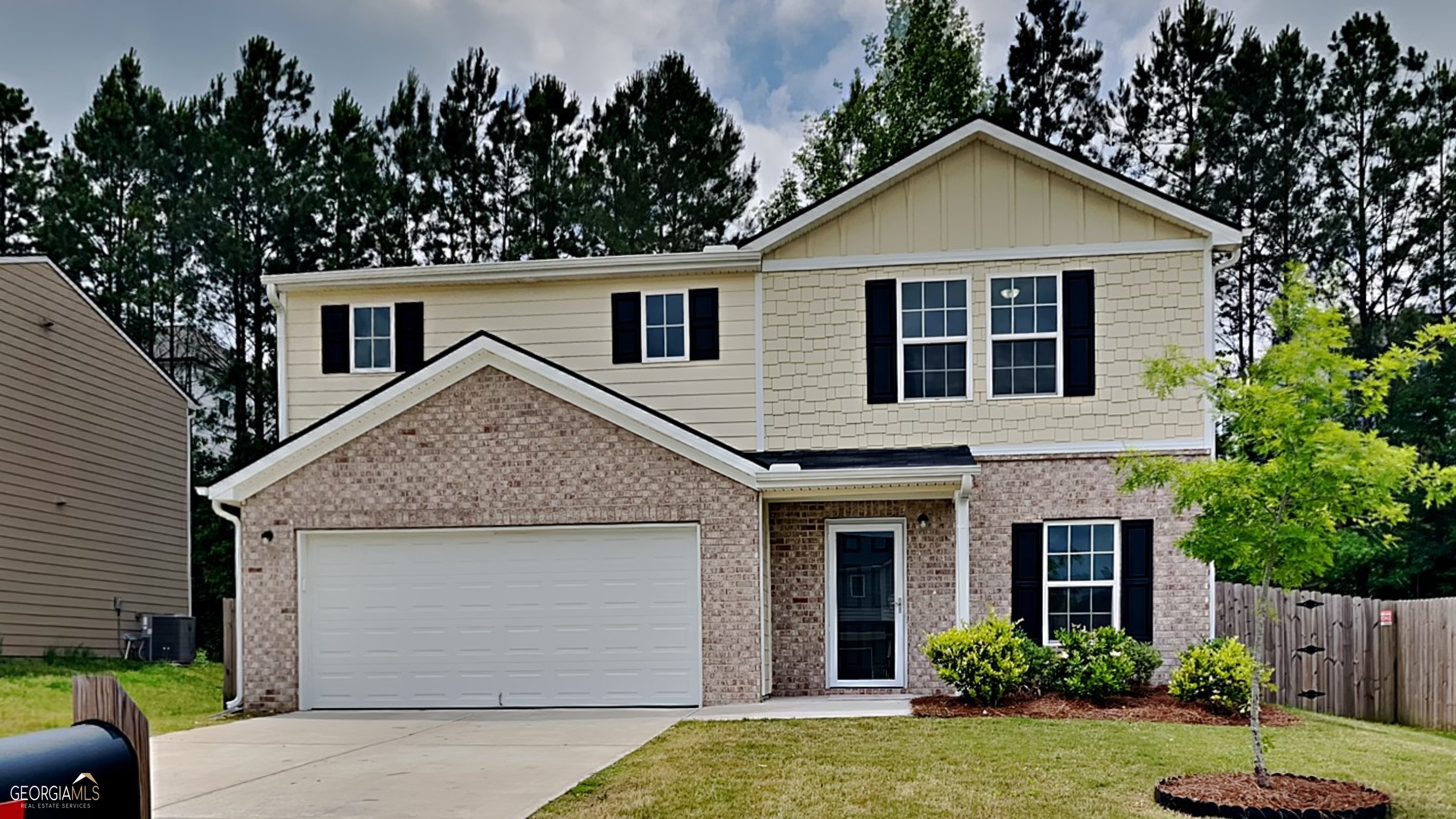 a view of a yard in front of a house with plants