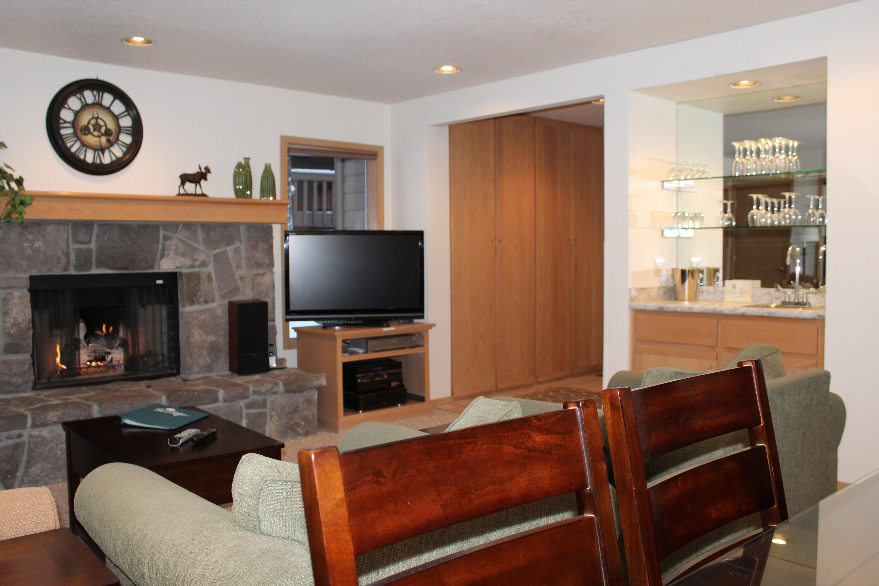 57393 Beaver Ridge Loop, Unit 39B1 Sunriver, OR 97707 - Photo 4 of 13 4-locker-R39