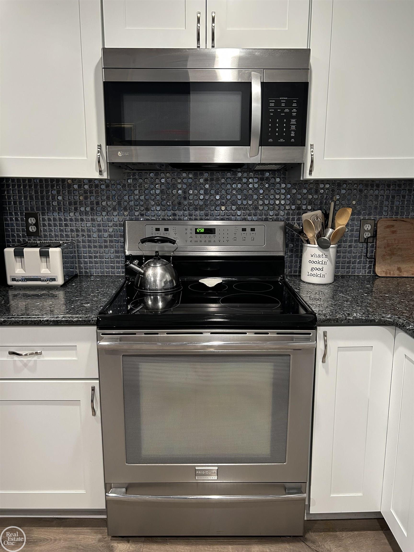 898 North Adams Road Birmingham, MI 48009 - Photo 5 of 22 50174884-4230970a-facc-4e82-8d63-f83dc02ce603.JPG