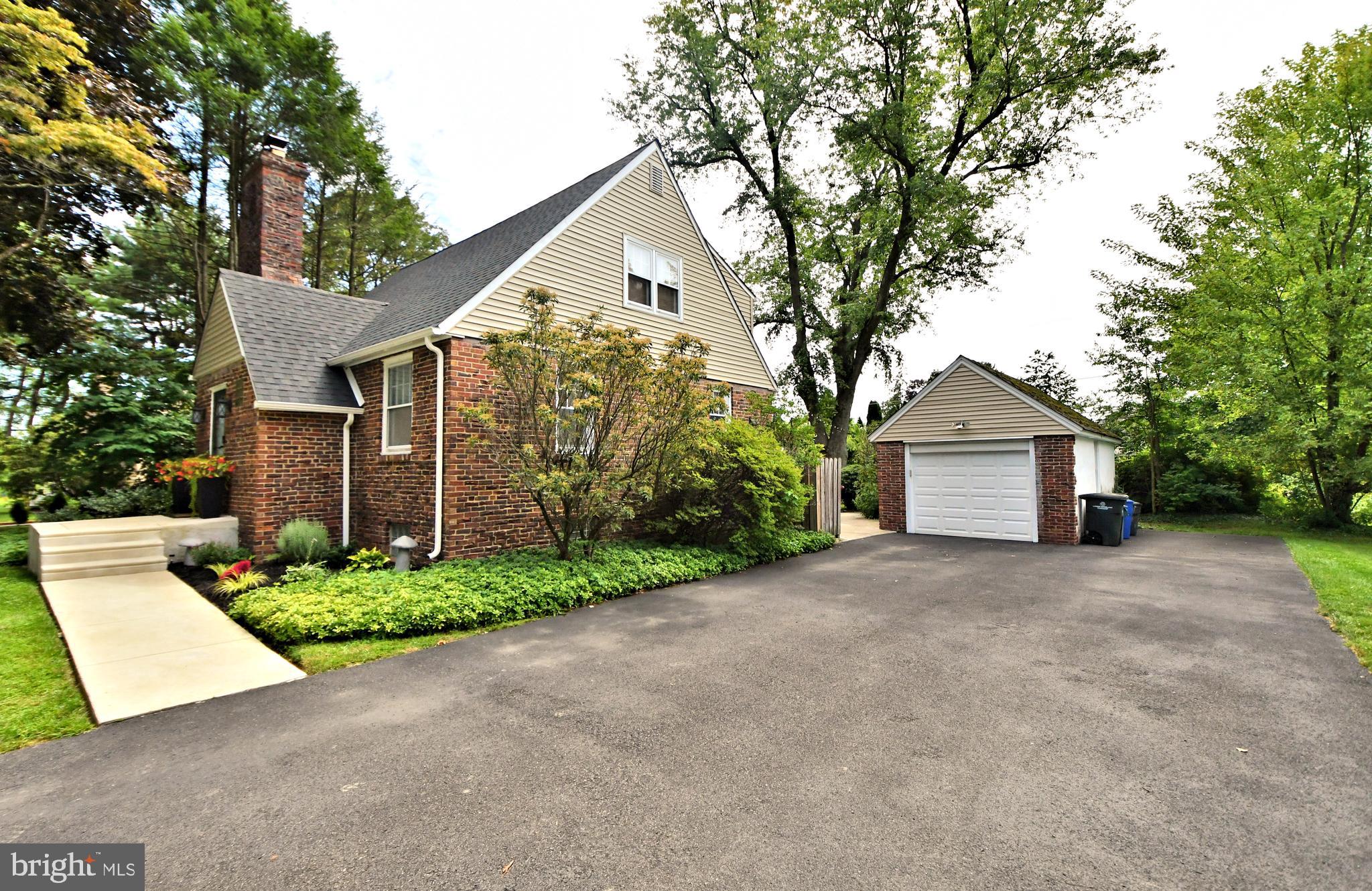 980 Byberry Road Huntingdon Valley, PA 19006 - Photo 2 of 32 Driveway