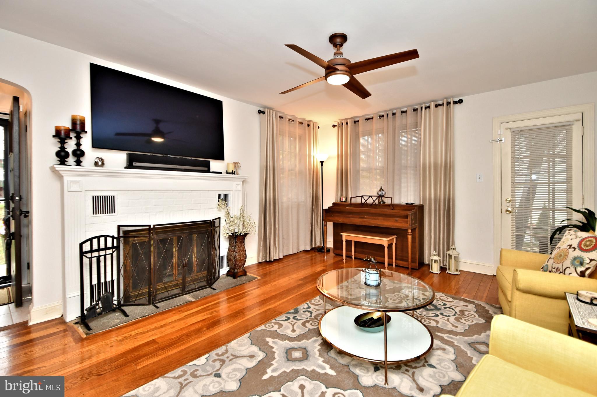 980 Byberry Road Huntingdon Valley, PA 19006 - Photo 4 of 32 Living Room