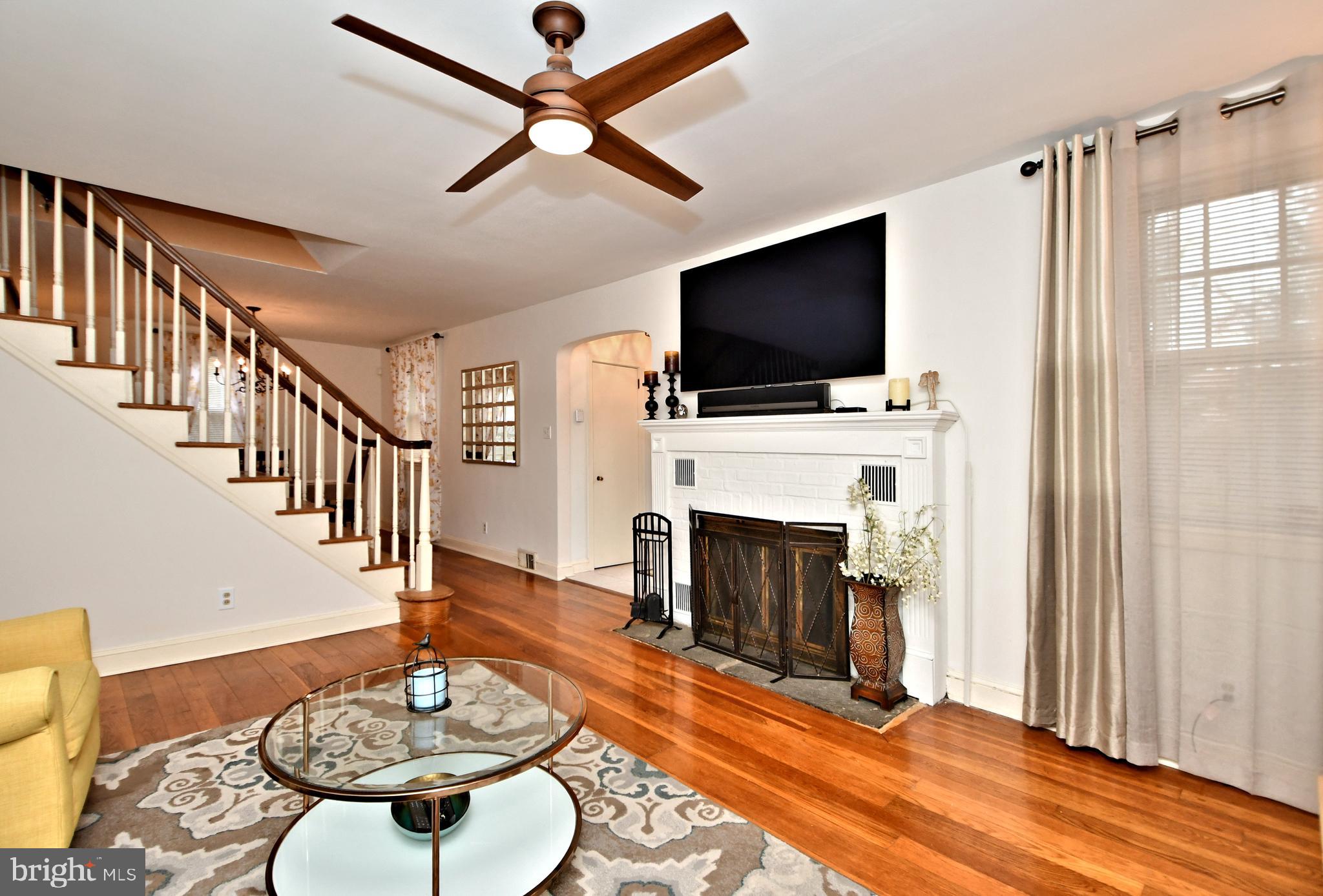 980 Byberry Road Huntingdon Valley, PA 19006 - Photo 5 of 32 Living Room