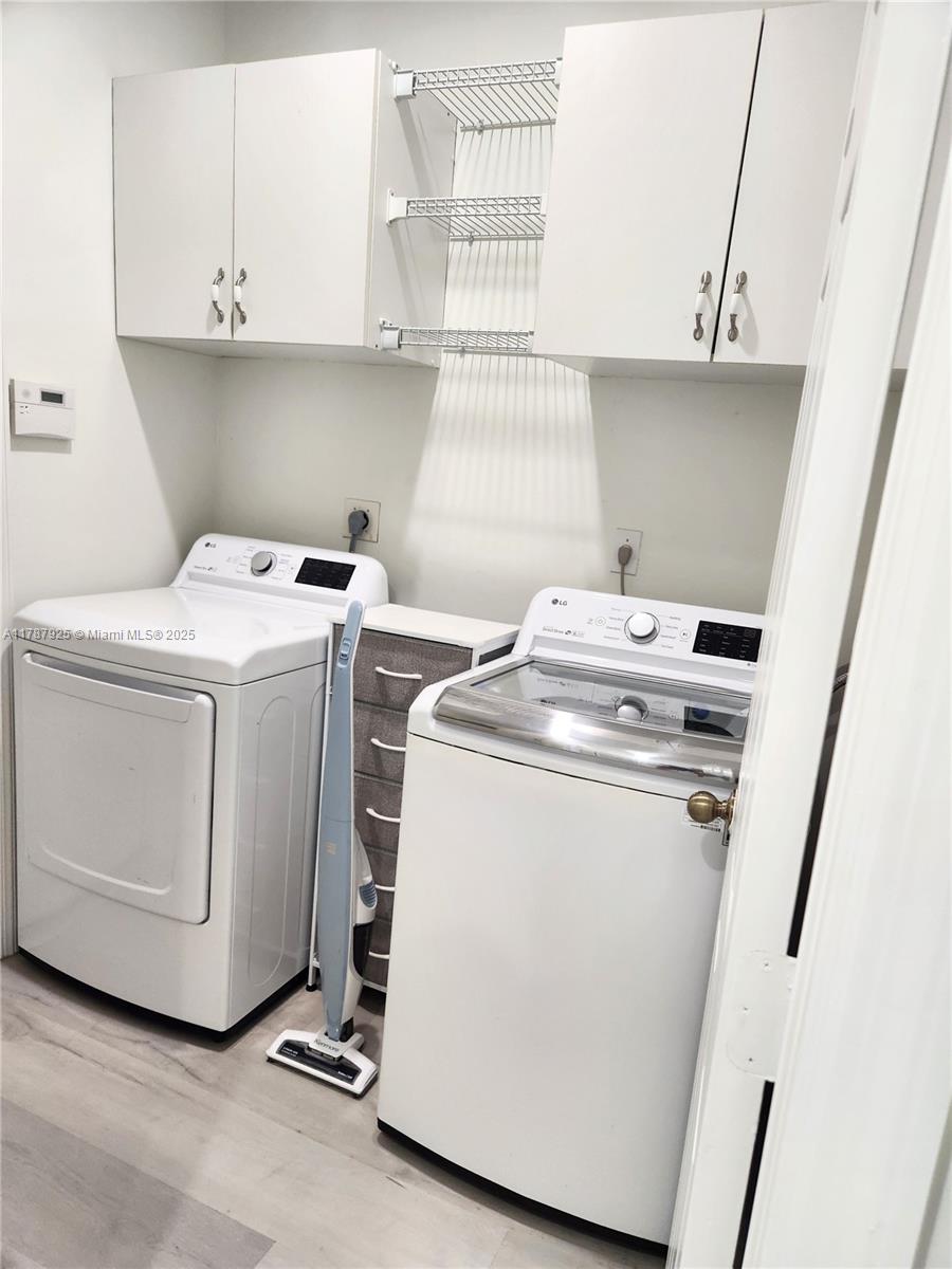 785 Falling Water Road Weston, FL 33326 - Photo 19 of 45 a utility room with dryer and washer