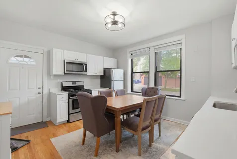 $1,399,000 | 1900 West Oakdale Avenue, Chicago, IL 60657