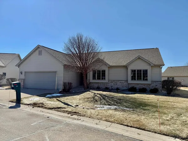 $400,000 | 525 West Wayfarer Court, Appleton, WI 54913