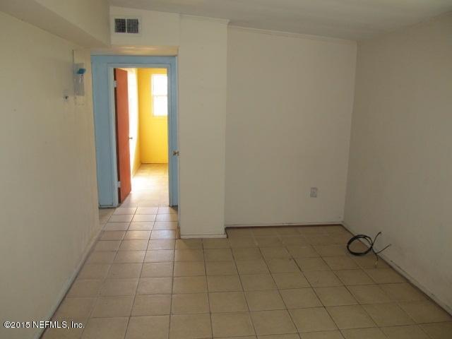 1811 Cortez Road Jacksonville, FL 32246 - Photo 5 of 10 Living Room View 2
