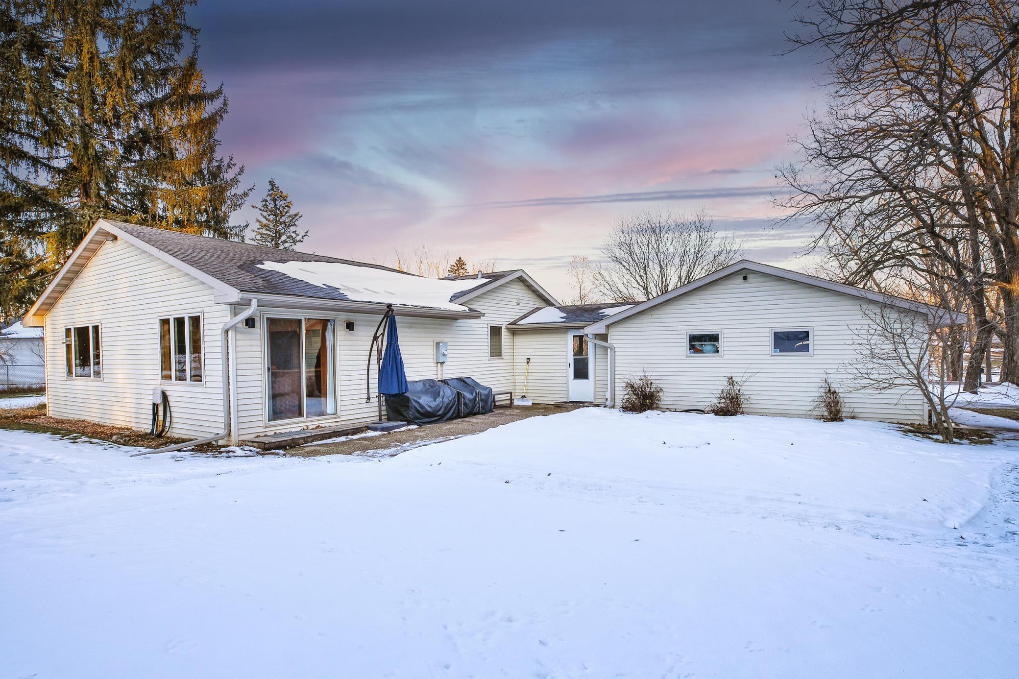 303 24th Street Northwest Austin, MN 55912 - Photo 8 of 43