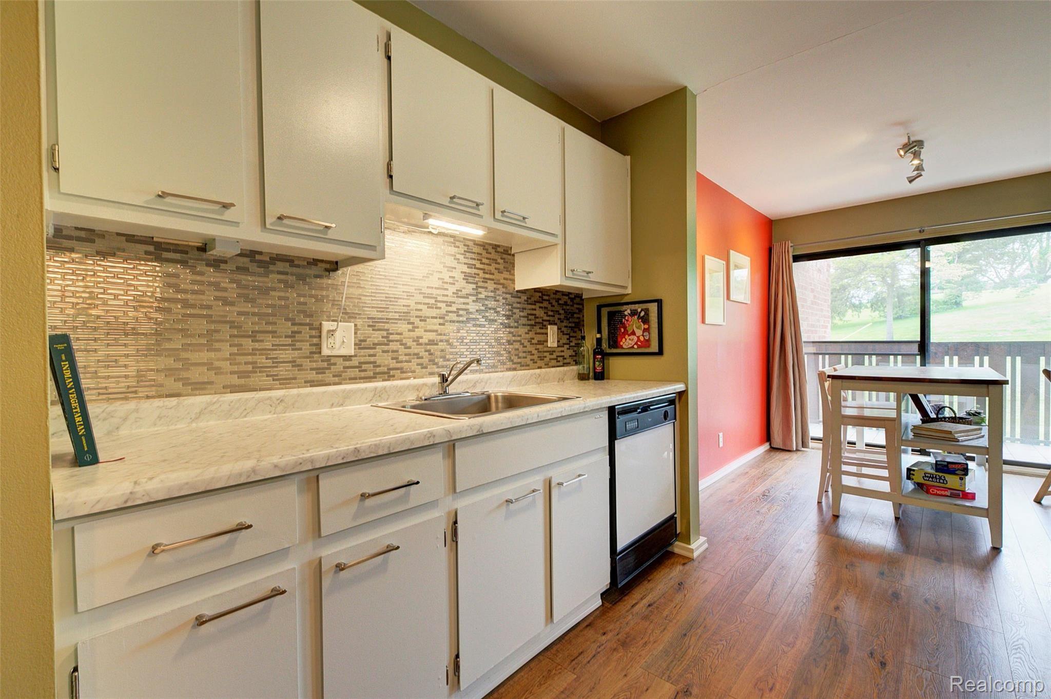 1325 South Maple Road, Unit 204 Ann Arbor, MI 48103 - Photo 8 of 48 1325 S Maple Rd #204