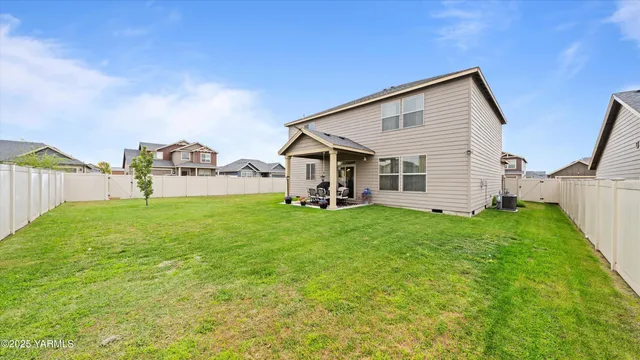 a view of a house with backyard and garden