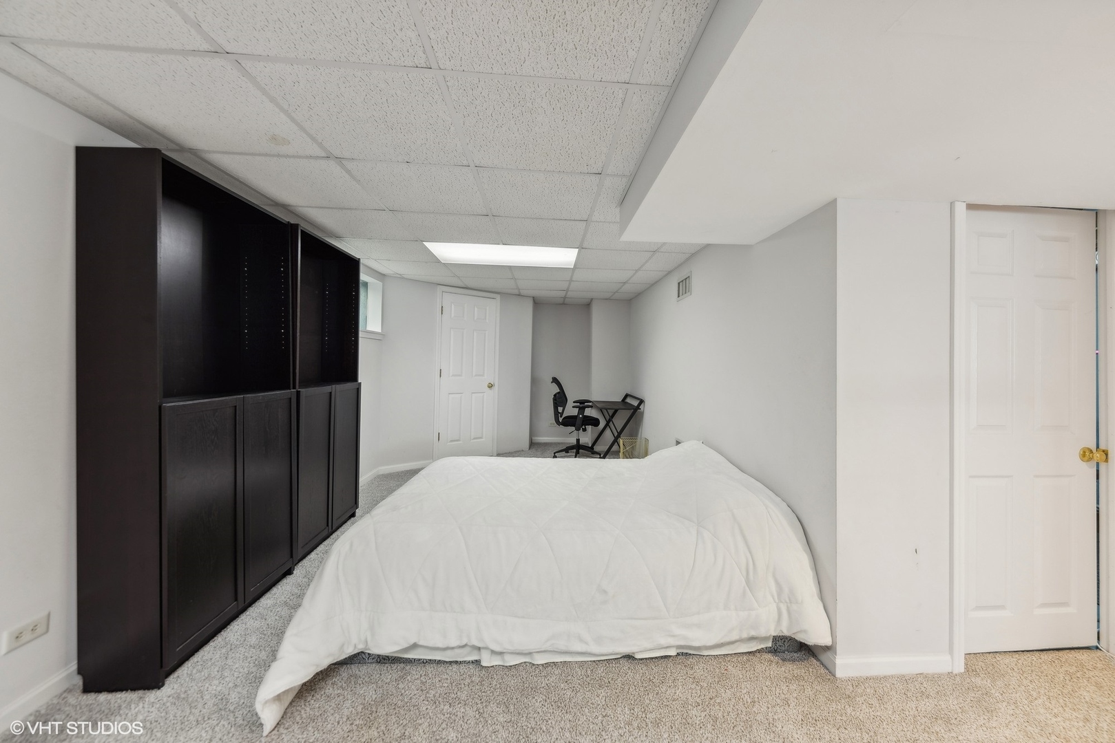 7445 Inglenook Lane Gurnee, IL 60031 - Photo 21 of 26 a large bed in a bedroom
