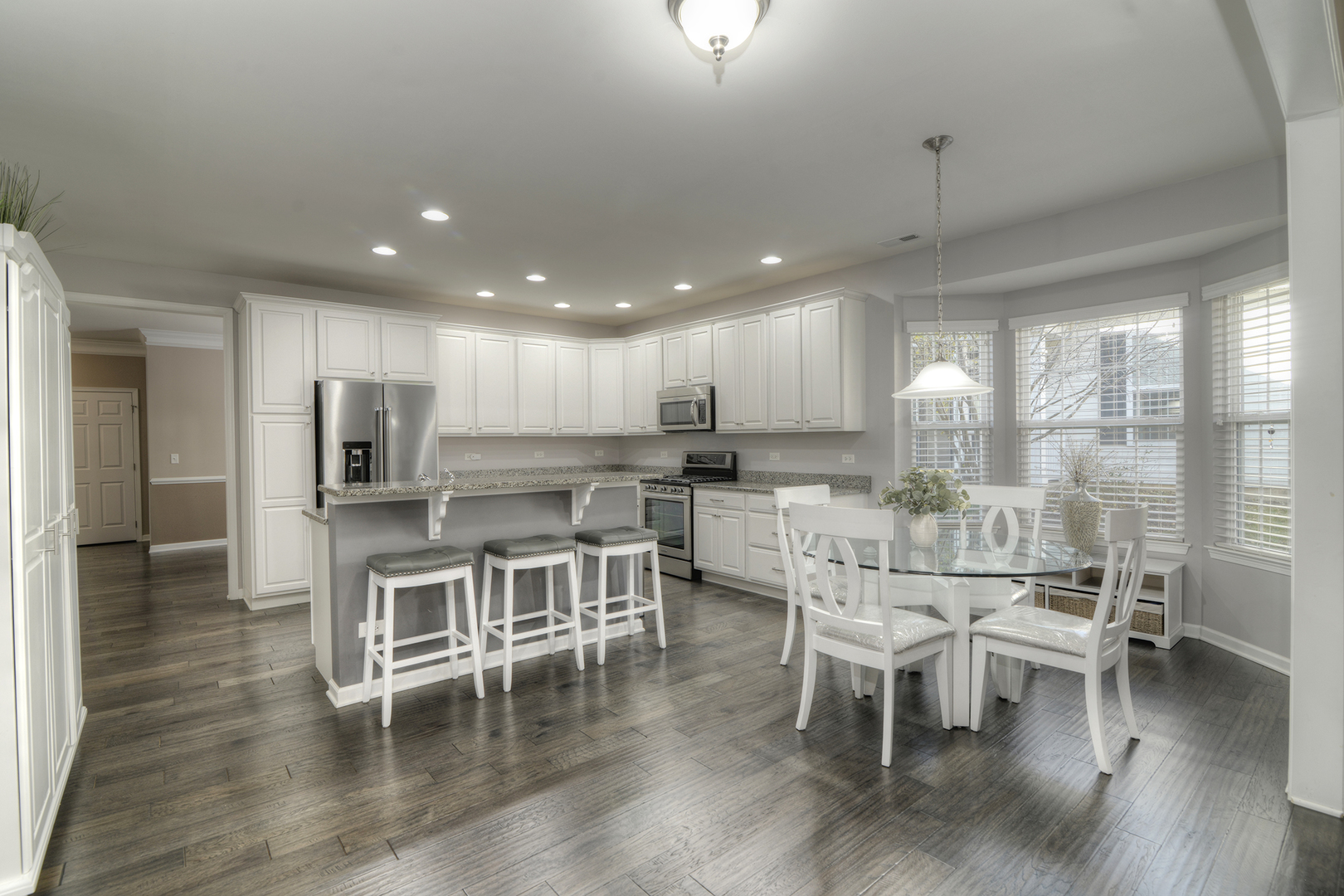 1056 Riviera Drive Elgin, IL 60124 - Photo 3 of 28 Gallery Image 3