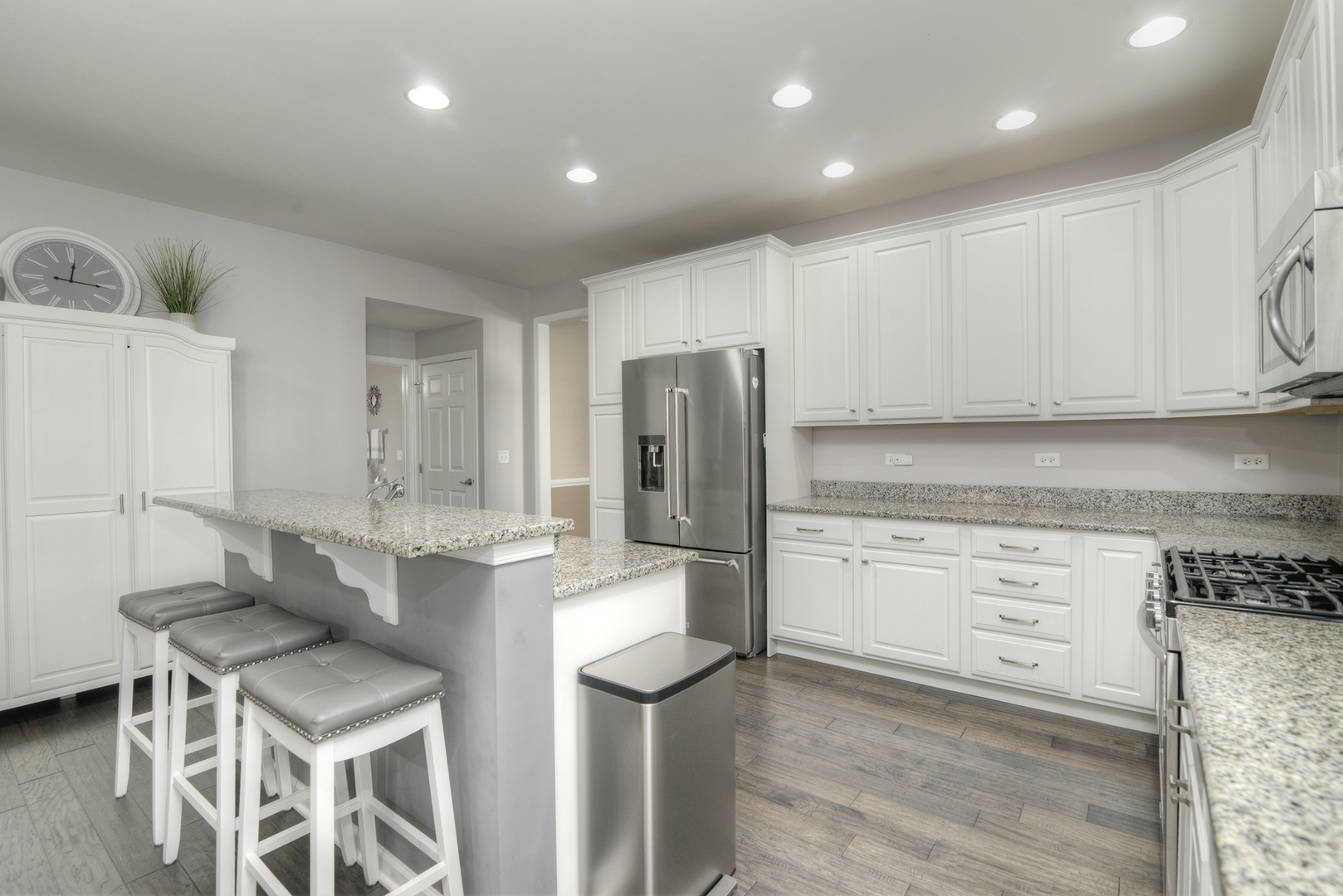 1056 Riviera Drive Elgin, IL 60124 - Photo 4 of 28 Gallery Image 4